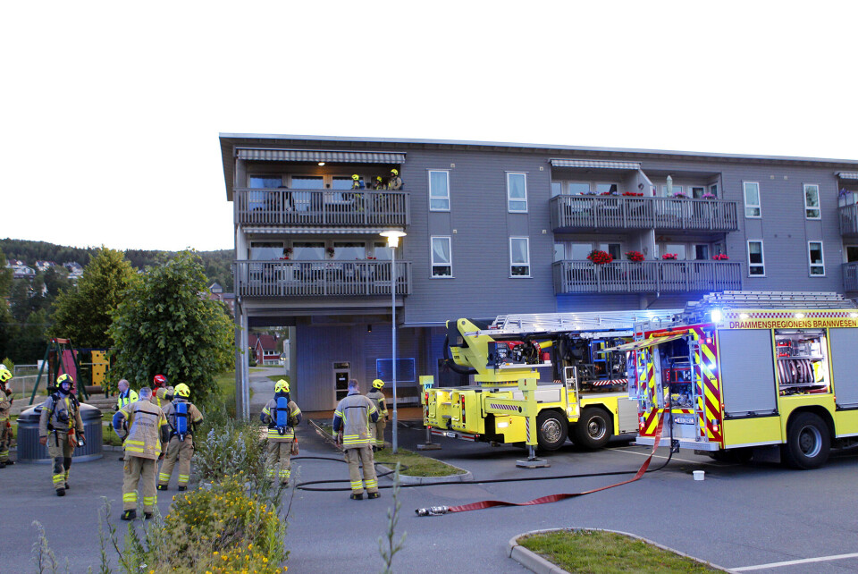 Terrassebrann i leilighetskompleks - full utrykning midt på natta