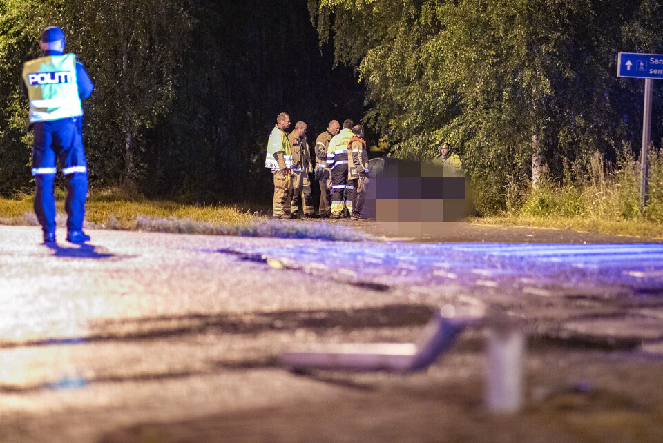 KNAKK SKILT: På ferden kjørte bilen også ned et skilt, før den havnet et godt stykke utenfor veibanen.