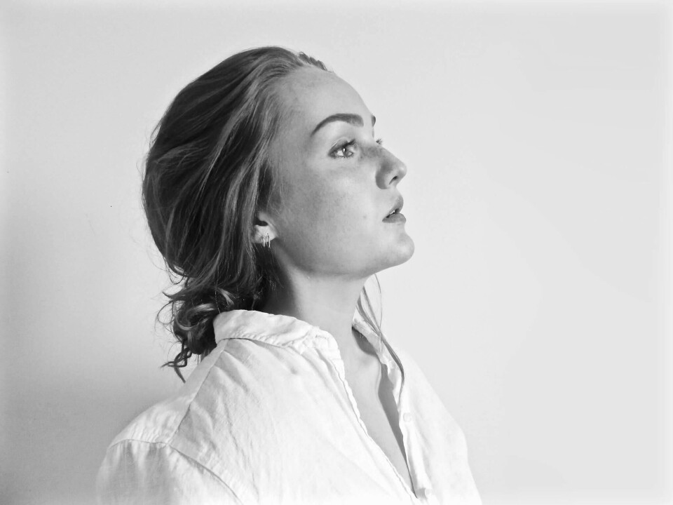KARETHE ERIKSEN Drammenseren Karethe Eriksen tar lytteren med på reiser til landskaper innenfor soul, singer-songwriter og pop, med ærlige og sårbare tekster. Med dyp formidlingsevne kombinerer hun rytmisk og melodisk fingerspill på gitaren med en sart og kraftig vokal. Eriksen har delt scene med artister som Ida Jenshus, Adam Douglas og El Cuero. Vi har fått lov til å tjuvlytte litt på Karethes nye låter – og det låter helt fantastisk! – men dere må «dessverre» vente til slutten av august og Plenen.