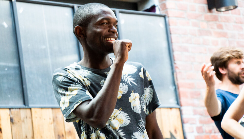 SPENNENDE MED TEATER: Amanda-vinner og mjøndøling, Olivier Mukuta, vant i 2016 Amandaprisen for sin rolle i «Welcome to Norway». Nå skal han spille teater for første gang.