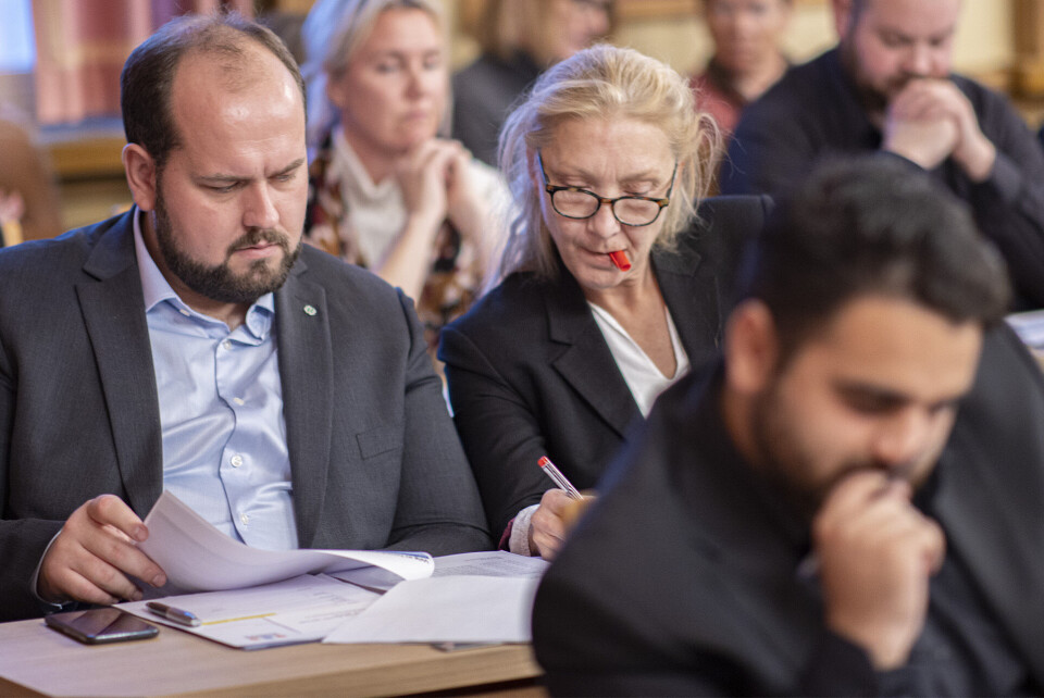 NYE FJES I BYSTYRET: Senterpartiets Simon Nordanger er felles gruppeleder for den nye posisjonen, her sammen med Gro Nyhus underveis i møtet tirsdag kveld. (FOTO: ALEXANDER JANSEN / DRM24)NY HØYRE-BENK: Listetopp Fredrik Haaning er nå flankert av Kristin Surlien (Svelvik) og Elly Thoresen (Nedre Eiker). (FOTO: ALEXANDER JANSEN / DRM24)ORDFØRER OG RÅDMANN: Rådmann Elisabeth Enger (til høyre) får nå endret status fra prosjektrådmann til rådmann. De to får mye å snakke om de neste månedene når budsjettet skal spikres. (FOTO: ALEXANDER JANSEN / DRM24)