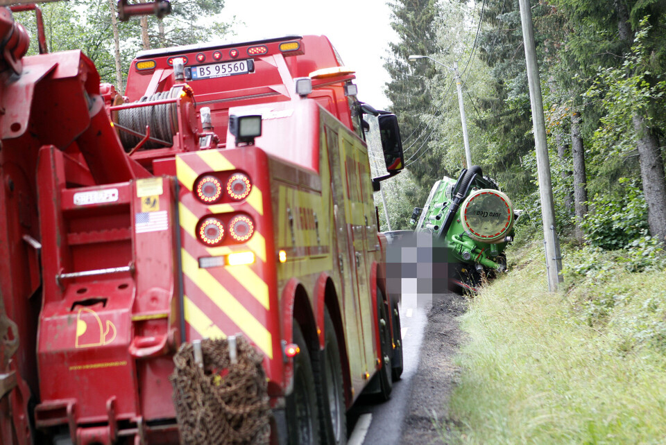 Ved 08.45-tiden var Viking på stedet med tungbilberger for å berge septikbilen opp fra grøfta. Årsaken til hendelsen er ikke kjent.I GRØFTA: Septikbilen måtte ha bergingshjelp.