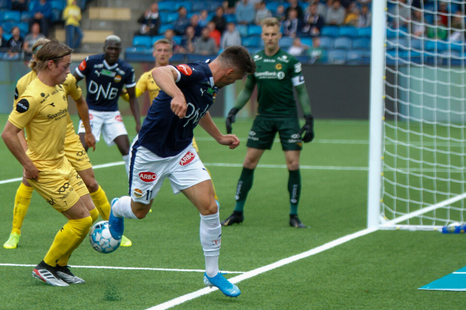 FARLIGE INNLEGG: Kristoffer Tokstad og Lars Vilsvik viste gode, gamle taker med mange innlegg etter å ha kommer rundt på kanten.