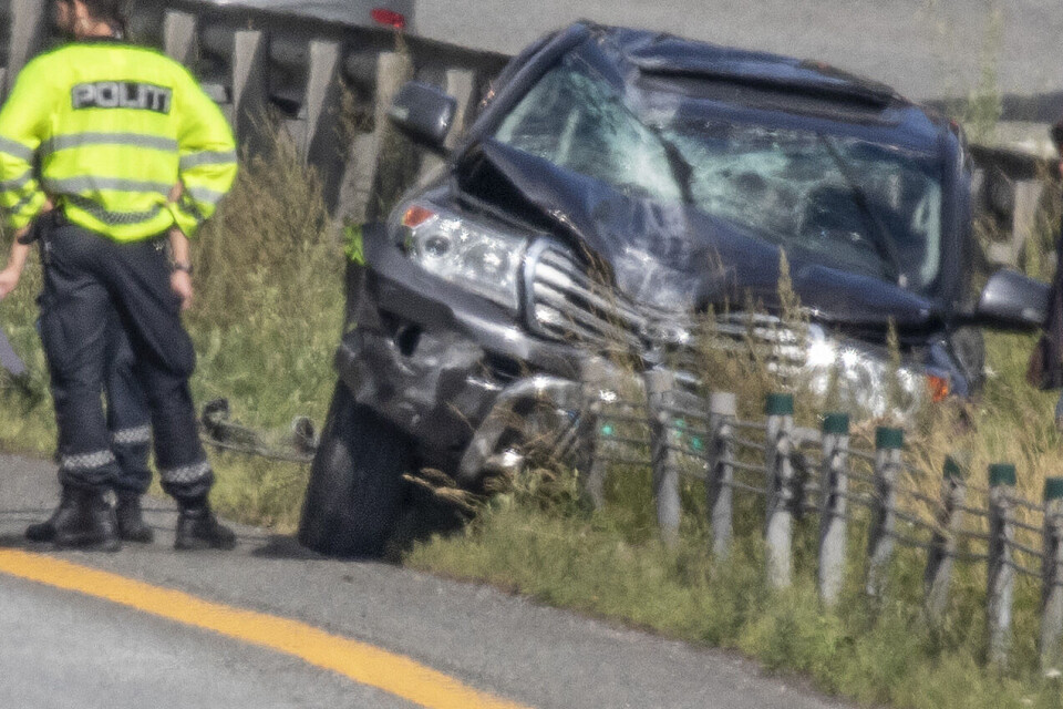 SMADRET: Bilen dro med seg midtrekkverk og kjørte ned en lysmast.
