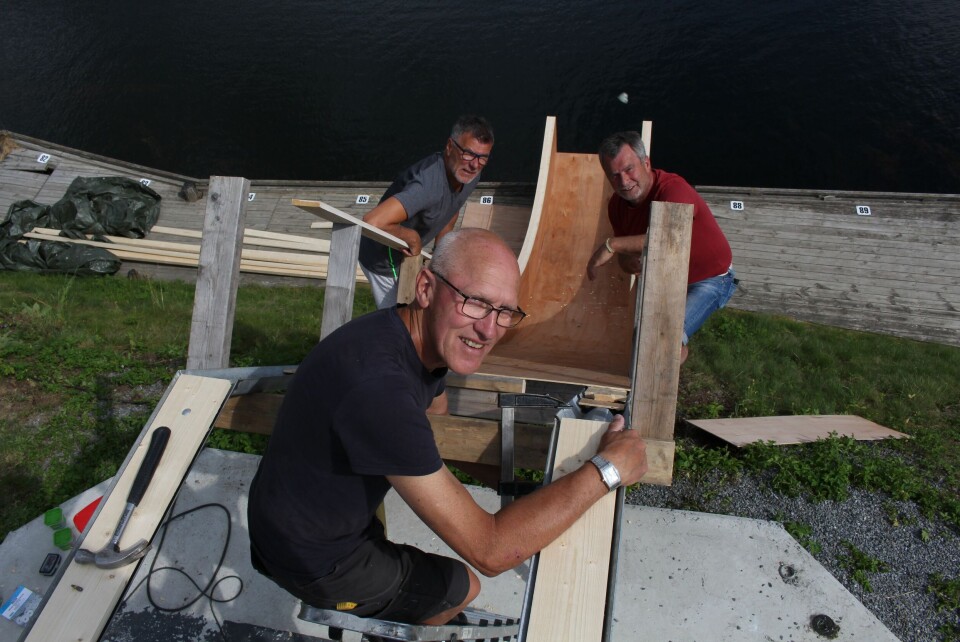 Harald Strøm er sveiser og altmuligmann og har stått for byggingen av den nye vannsklia sammen med Stein Strand (t.h.) og Lars Krogh.