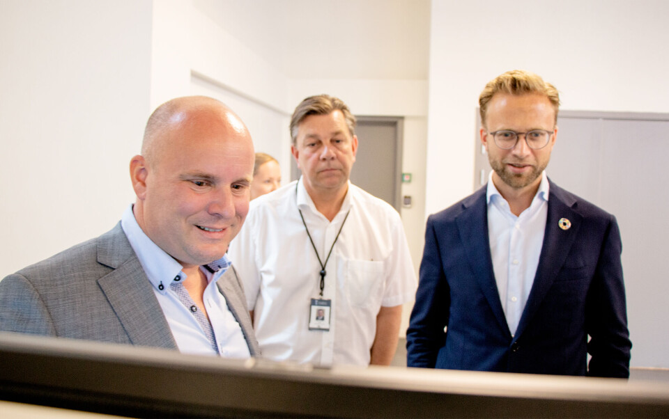 - Hvis man har asma skal det være lett tilgjengelig å se hvilke steder man bør unngå, forteller Baklid. PÅ RÅDHUSET: Her demonstrerer digitaliseringssjef i Drammen kommune, Frank Baklid, hvordan de digitale tjenestene for booking av lokaler for frivillige organisasjoner fungerer.
