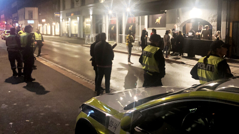 Politiet opplyser til DRM24 at de to skal ha vært involvert i slåssing, og også vært aggressive mot politiet. En av de to skal ha forsøkt å angripe en polititjenestemann da han ble forhindret av en dørvakt, og ha ropt «fuck the police».