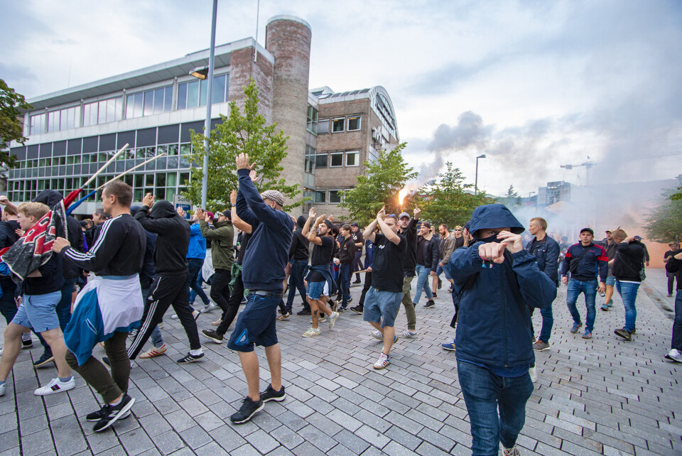 BORTVIST: To unge menn ble bortvist fra stadion rett før kampstart, uklart av hvilken årsak. (FOTO: JOAKIM FJELDLI / DRM24)