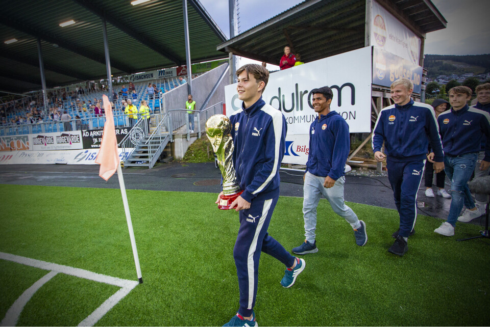 HØSTET HEDER OG ÆRE: Strømsgodsets guttelag fikk velfortjent applaus for seieren i Norway Cup, og en æresrunde på stadion med pokalen i pausen.