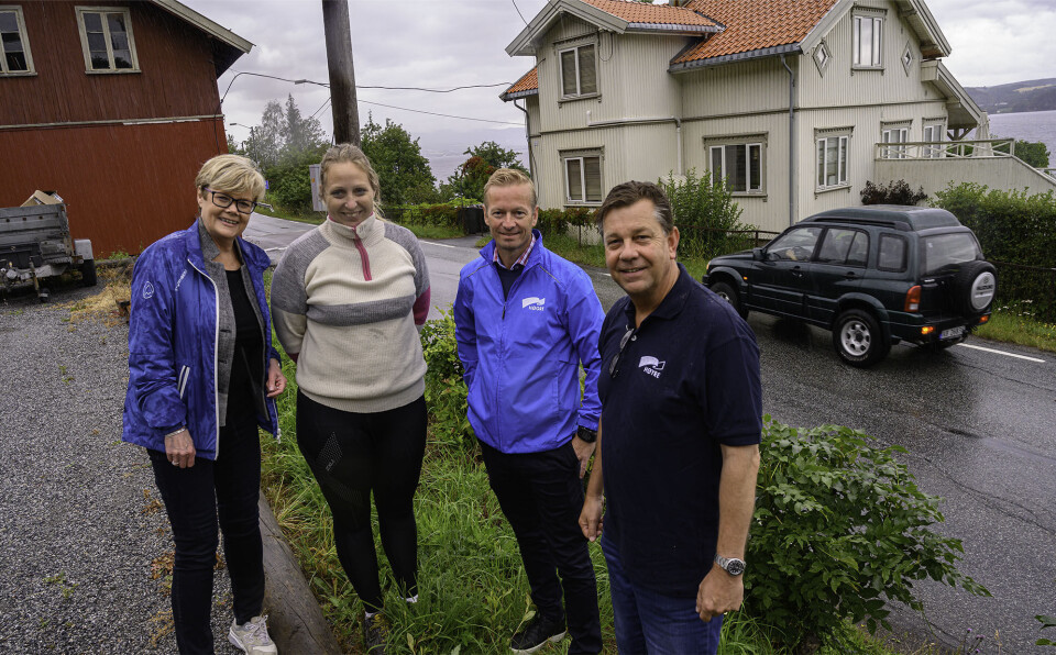 MÅ LØSES RASKT: Politikere og beboere er enige om at ny Svelvikvei må løses raskest mulig. Fra venstre stortingsrepresentant Kristin Ørmen Johnsen, beboer Linda Olaussen, Helge Orten, nøkkelperson for veispørsmål i Stortinget, og ordførerkandidat i det nye Drammen, Fredrik A. Haaning.