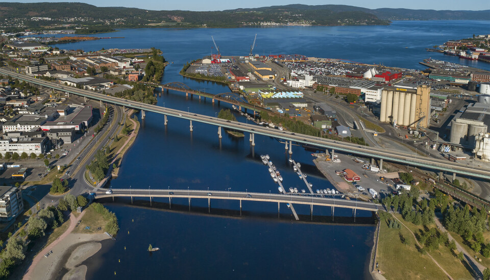 AVGJØRENDE: Holmenbrua er helt avgjørende for trafikknutepunktet Drammen der vei, tog og havnetrafikk krysses. Brua lever på overtid og lokalpolitikere har startet kampanjen for å få Staten til å betale hele eller mest mulig av ny bru.