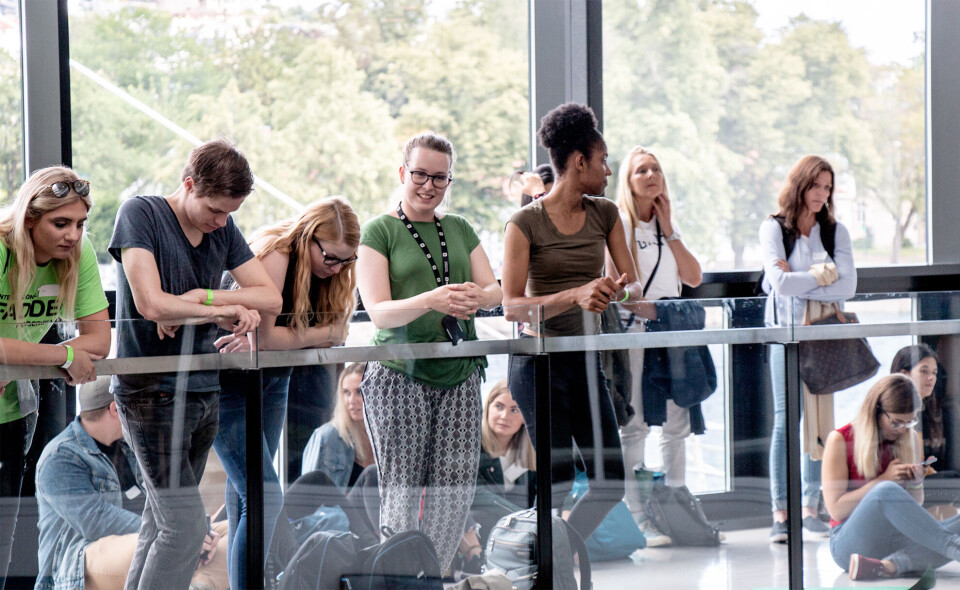 Han oppfordrer studentene til ikke å nøle med å varsle, og henviste til universitetets intranettsider.PÅ GALLERIET: Mange studenter fulgte med fra galleriet da rektor Petter Aasen holdt åpningstalen.