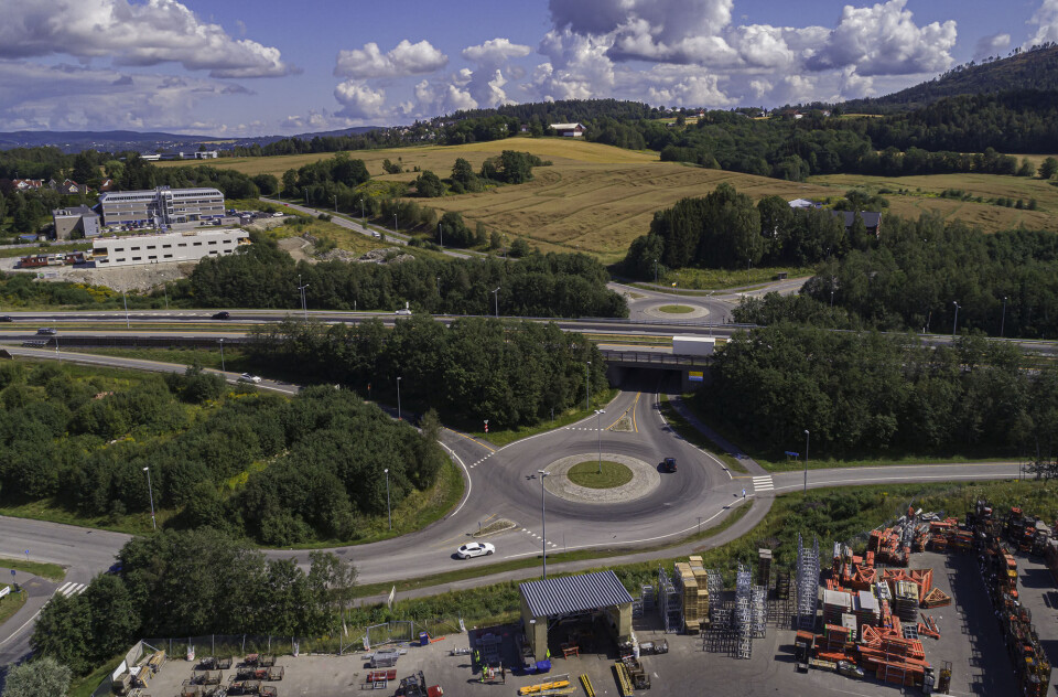 KOBLET PÅ: Ny Svelvikvei vil bli koblet på E18 her ved Eik der det allerede er et planfritt motorveikryss.