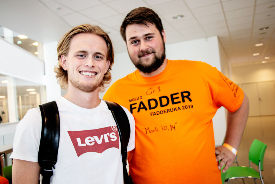 KLAR FOR FADDERUKER: - Jeg gleder meg til å bli kjent med folk, forteller den ferske lærerstudenten Ola Vigdal (19). Her sammen med fadder Jan Erik Ingesen (23).