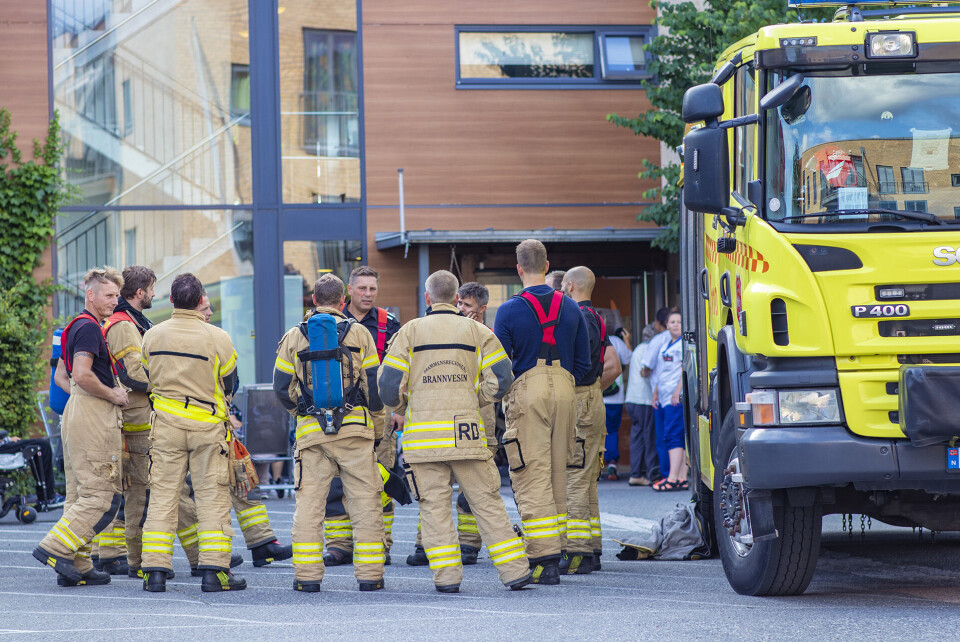 Brannvesenet luftet ut av den aktuelle leiligheten, men det innvendige skadeomfanget er foreløpig uavklart.