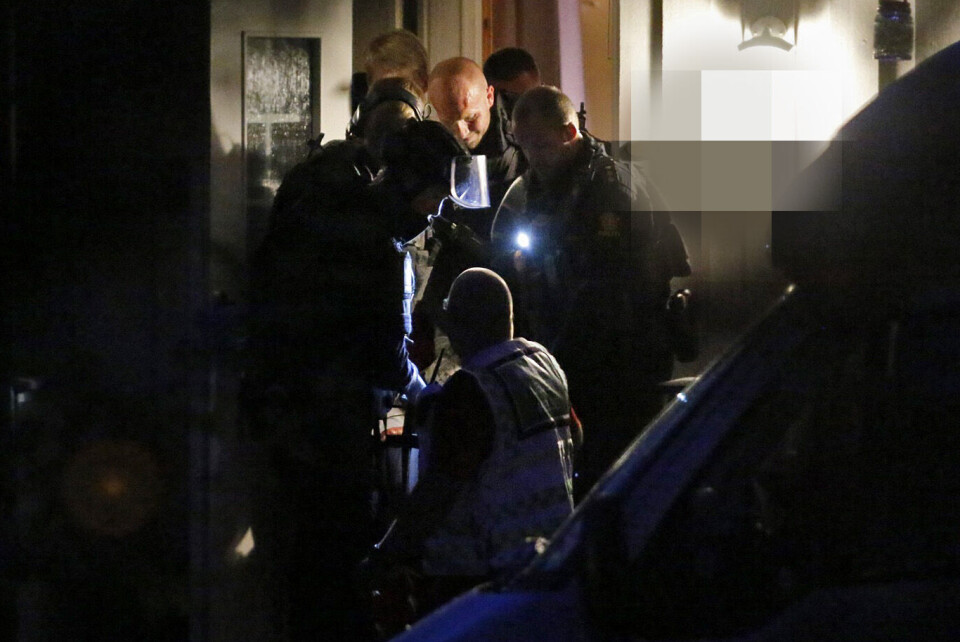 FRAKTET UT: Her har politiet fått kontroll på mannen etter en langvarig aksjon.