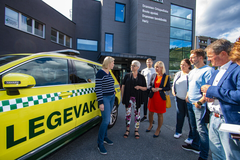 LEGEVAKT-BIL FÅR SKRYT: Legevakta i Drammen har etablert en rullende legevakttjeneste, som har vært en stor suksess. - Å reise på legevakta kan være påkjenning for mange, og at de som har behov for det heller får legevakten hjem til seg på besøk er noe vi bør få til over hele landet, sa statsråd Sylvi Listhaug.