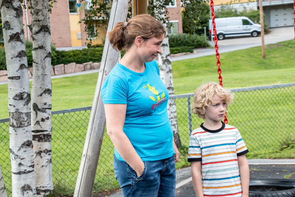 TILBAKE FRA SOMMERFERIEN: Jesper Austad (5) forteller at det var koselig å se igjen Hilde Reinholdtsen etter sommerferien.