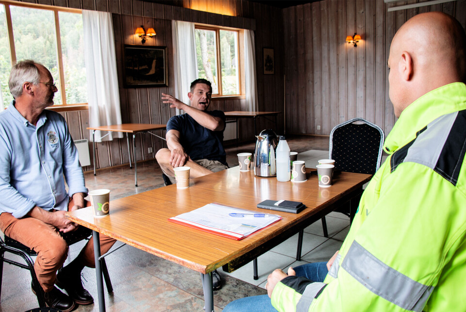 OPPHETET: Det ble et noe opphetet møte da Honar Ahmed Said, prosjektleder i Viva IKS, møtte innbyggerne i Gjerdal for å diskutere det kommunale vann- og avløpsnettet. Fra venstre: Syver Anton Oliver og Magnus Andreassen.