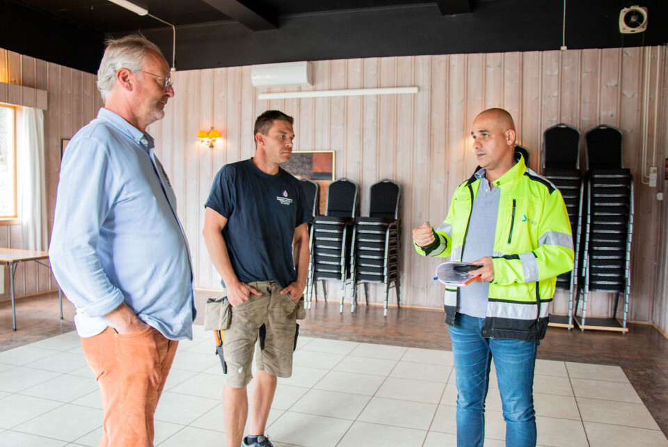 LANG TID: - Jeg er frustrert over at utbyggingen tar så lang tid, sier innbygger på Gjerdal, Magnus Andreassen, til VIVA's representant.