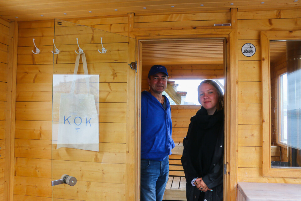 ØNSKER VELKOMMEN: De første gjestene har allerede vært på besøk på badstubåten i Drammenselva.