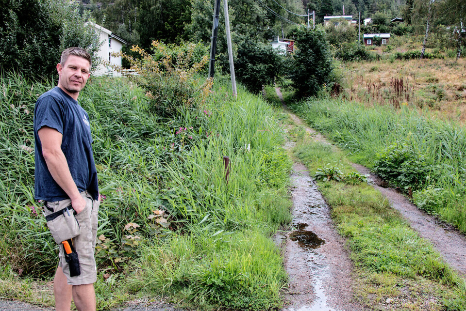 LEKKASJER: - I dette områder er det tre private vannledninger som lekker, forteller huseier på Gjerdal, Magnus Andreassen.