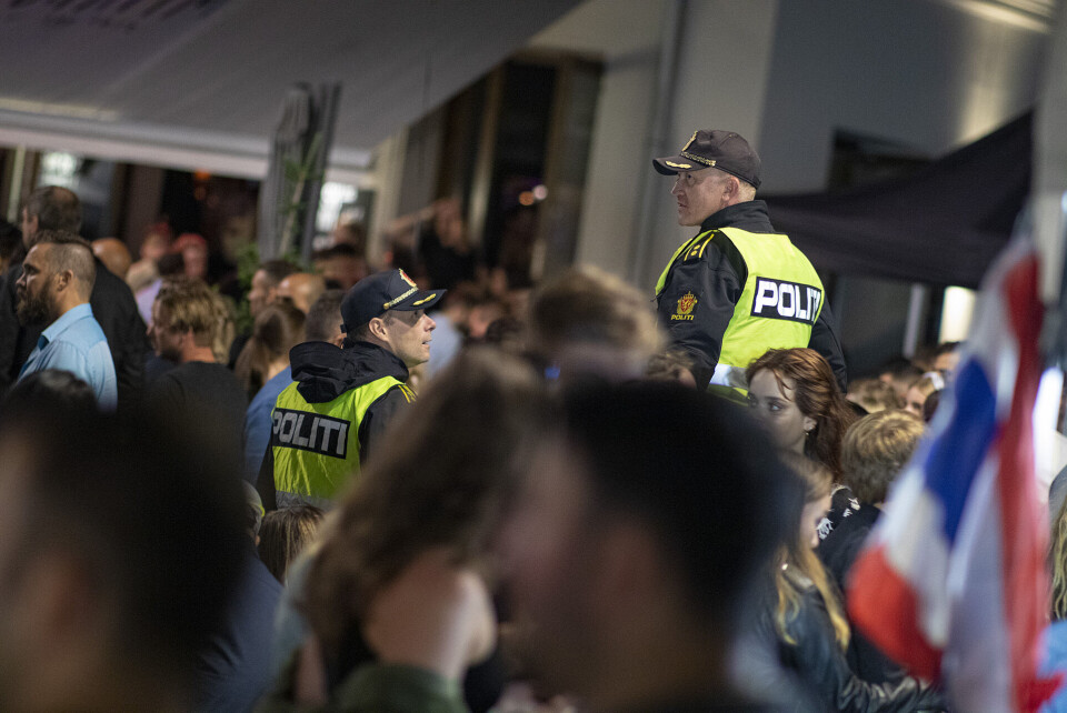 HOLDT OVERSIKT: Mye politi var tilstede i bybildet natt til lørdag.