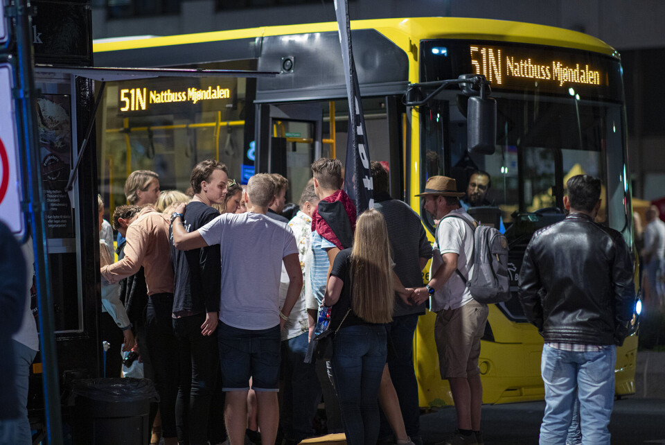 LANGE KØER HJEM FRA BYEN: Her fra taxi- og bussholdeplassene på torget.