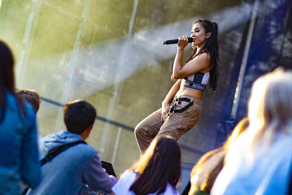 Vegg-i-vegg med festivalområdet ligger både tivoli (som holder åpent til midnatt) og aktivitetsparken for ungdom, så det var definitivt et rikt tilbud også for de under 18 år på årets Elvefestival.Før diskotet på kvelden sto blant annet hiphop-artisten Linda Vidala på scenen.SE BILDER: