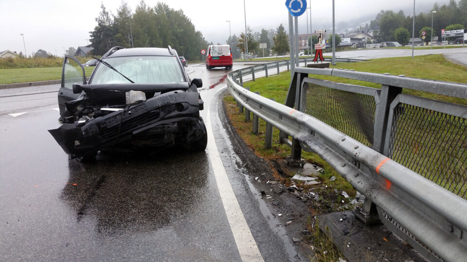 VRAK: Bilen har fått en kraftig smell.