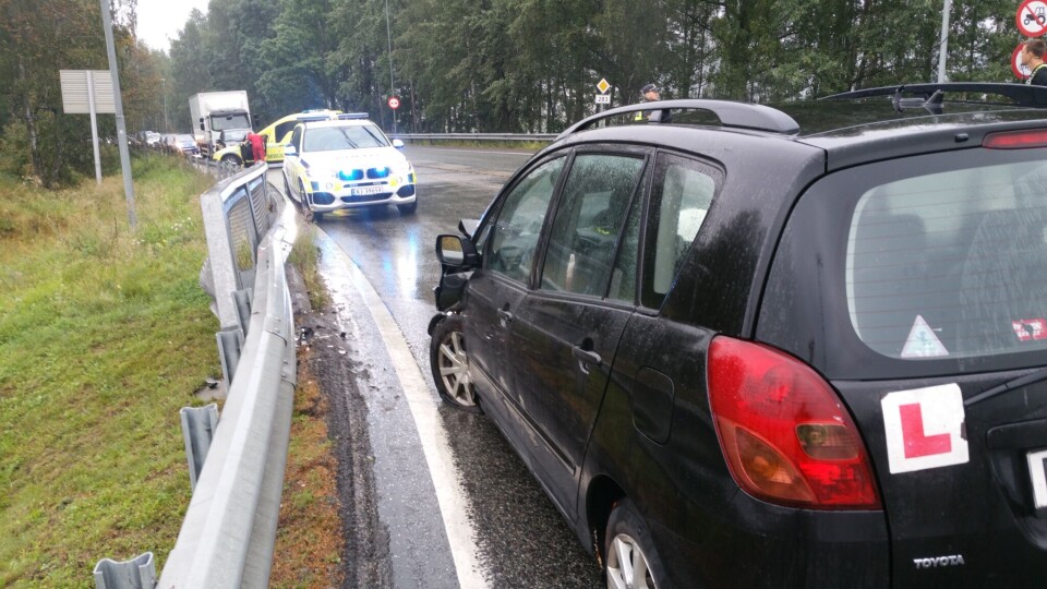 Trafikkulykke i Krokstadelva - to personer til sykehus