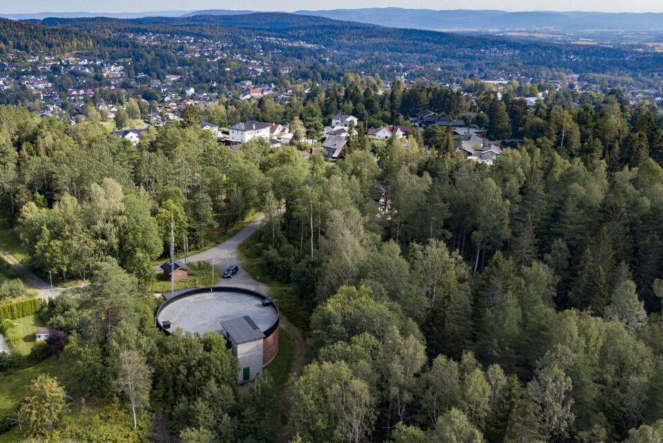 FANT FEIL: Her ved høydebassenget på Gomperud, som er sammenkoblet med høydebassenget på Stubberud, fant Glitrevannverket en feil med en tilbakestrømssikring, som igjen kan ha ført til at store deler av Konnerud har fått forurenset vann. Begge høydebassengene står for vannforsyningen av ulike områder på Konnerud.