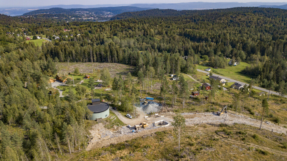 GRAVEARBEIDER: Arbeidene med å legge ny reservevannsledning fra Hagatjern til høydebassenget på Stubberud pågår for fullt, men de nye rørene er foreløpig ikke koblet på eksisterende ledningsnett.