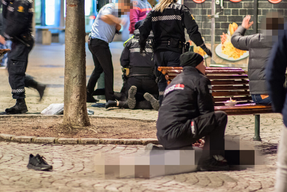 KAOTISK: Her har politiet i samarbeid med dørvaktene fra flere utesteder på Bragernes Torg fått kontroll over en situasjon tidligere i år.