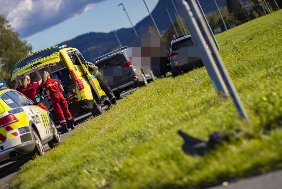 Denne bilen kjørte over en midtrabatt ved avkjøringen til Sande sentrum, og tok med seg flere skilt på ferden før den men havnet i grøfta.Føreren, en eldre mann, ble fraktet til sykehus.