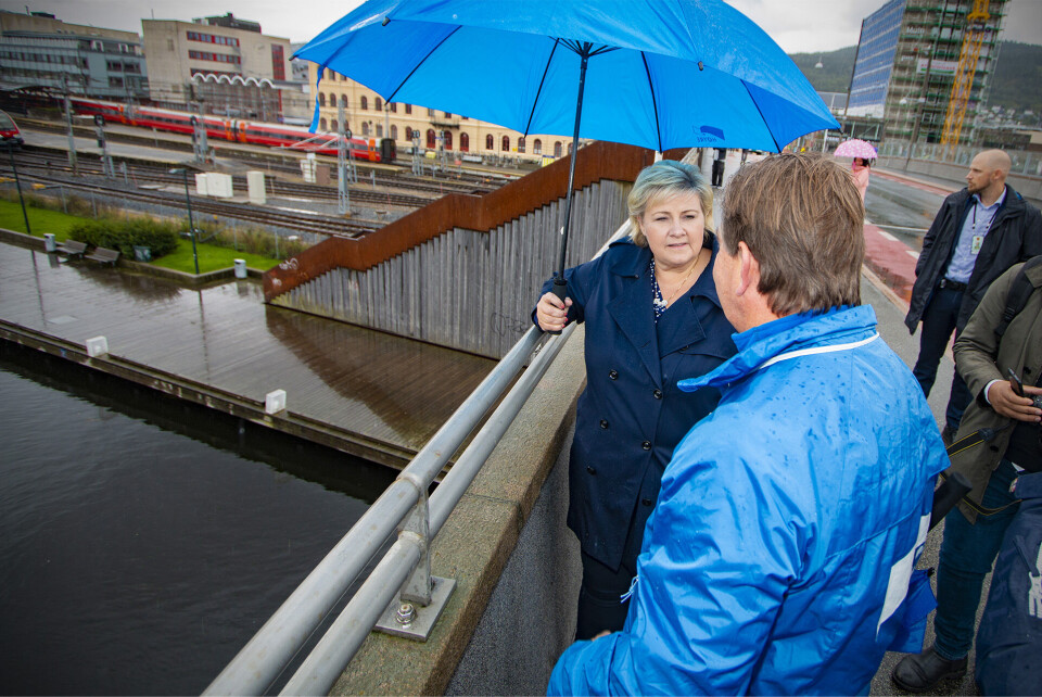 BRU OG BANE: Her forklarer Drammen Høyres ordførerkandidat Fredrik Haaning partileder Erna Solberg hvordan bybruas skjebne henger sammen med ombygging av Drammen stasjon, ny vestfoldbane og hele Intercity-prosjektet på Østlandet.
