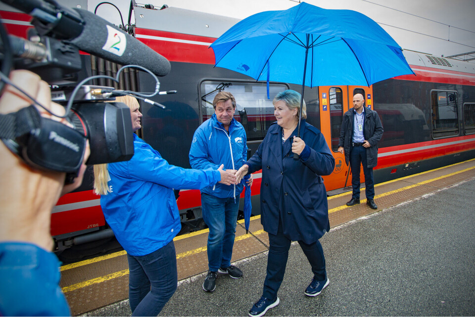 KOM MED TOGET: Her blir Solberg tatt imot av Haaning og kompani på jernbanestasjonen. I verste fall kan Bane NORs InterCity-utbygging, som starter nettopp her, bli forsinket med et helt år. Foreløpig er imidlertid toget i rute, kunne statsministeren konstatere.