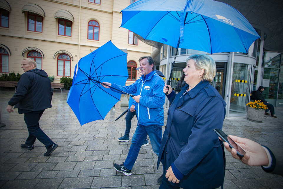 STATSMINISTER-SELFIE: Niga Hiwa Hadi (14) og Prosa Amir Razgar (13) fra Drammen synes det var stas å møte Erna Solberg. De har imidlertid ikke helt oversikt over partipolitikken. - Men Rødt vil ha mindre lekser, og det høres bra ut, sa de to jentene.