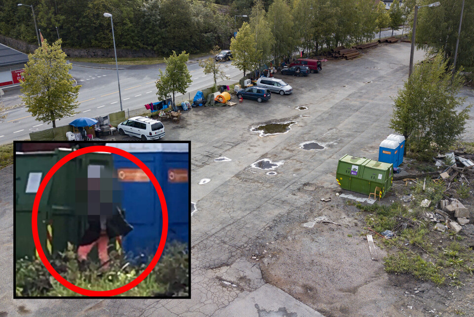 DOBESØK I DET FRI: De sanitære fasilitetene kommunen stilte til disposisjon fungerer i beste fall med begrenset hell: Her gjør en kvinne sitt fornødne i buskene - ved siden av toalettene - til en turgåers store forskrekkelse.
