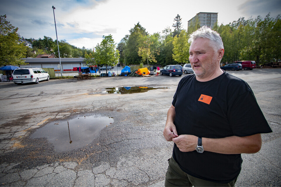ER TETT PÅ: Richard Søderholm, sammen med en miljøarbeider i fulltidsstilling som er romkvinne og tidligere tigger, følger opp det praktiske ved romleiren daglig. Finansieringen er det Drammen kommune som står for.
