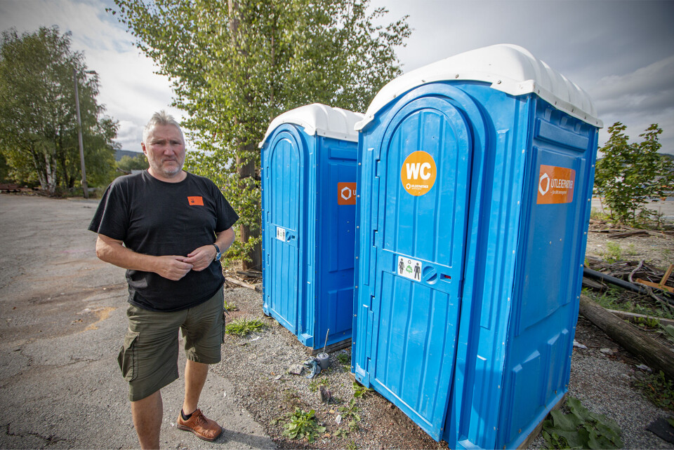 - IKKE ENKELT: Richard Søderholm i Kirkens Bymisjon forteller at han er kjent med at det urineres utenfor doene, men mener det ikke gjøres noe «mer» enn det, slik som har vært tema tidligere. - Uansett er det uakseptabelt, og det har jeg gitt beskjed om, sier han. Toalettene blir tømt en gang i uka.