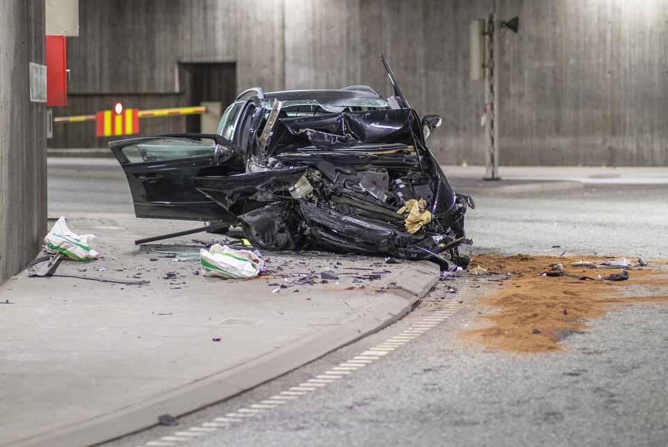 VRAK: Slik endte bilforfølgelsen. Mannen i 20-årene bak rattet satt fastklemt og måtte skjæres løs av brannvesenet.