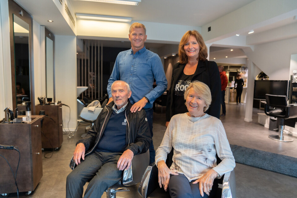 TO GENERASJONER: Det var Kjell (87) og Norunn Josefsson (85) som startet frisøreventyret i Drammen, men 60 år etter er det barna; daglig leder Nina Josefsson Boldt (58) og Cay Anders Josefsson (61) som styrer frisørskuta. (Foto: Simen Falck)