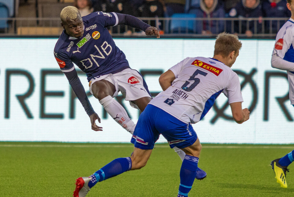 MATCHVINNER: Moses Mawa fyrte av fra 25 meter.