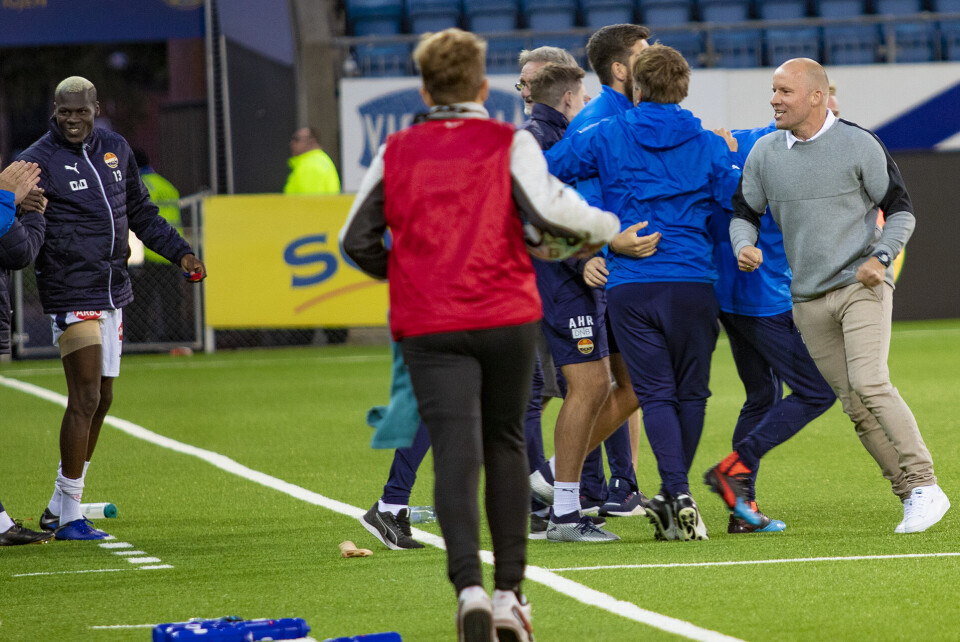 KUNNE FEIRE: Henrik Pedersen og målscorer Moses, som etter hvert gikk av banen etter en smell i beinet.