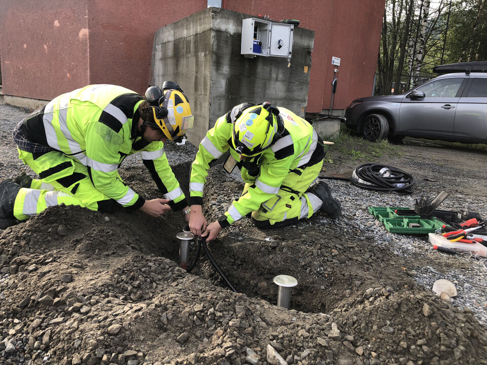 I BAKKEN: Poretrykksmålere kobles til loggerskap inne på Bane NORs område ved Vintergata i Drammen.