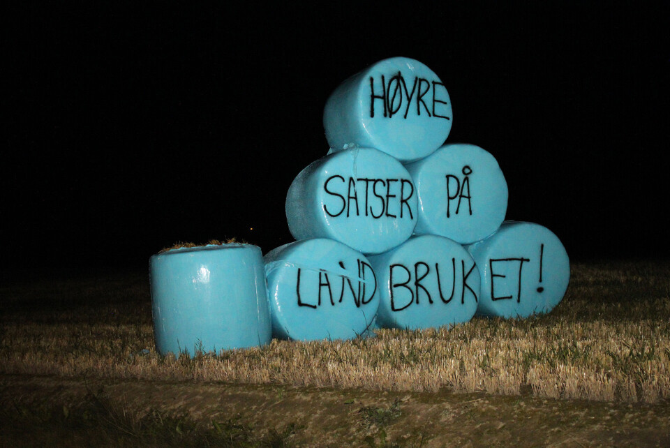 Høyre-reklamen i Spærenveien inn til Vestfossen ble forsøkt tent på sent mandag kveld. Også her var det brukt sprayflasker som eksploderte når de ble varme nok og det kom en stor ildsøyle ifølge øyenvitner på stedet.