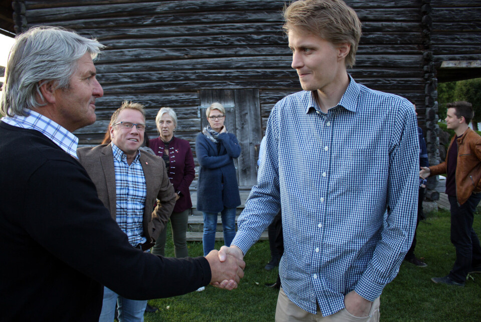 AVTALE: Niclas Tokerud (Ap) hilser på Knut Kvale (t.v.) før dagens pressekonferanse. Tokerud blir felles gruppeleder for de fire partiene og derved også den som vil få den mest markerte politiske rollen for posisjonspartiene.