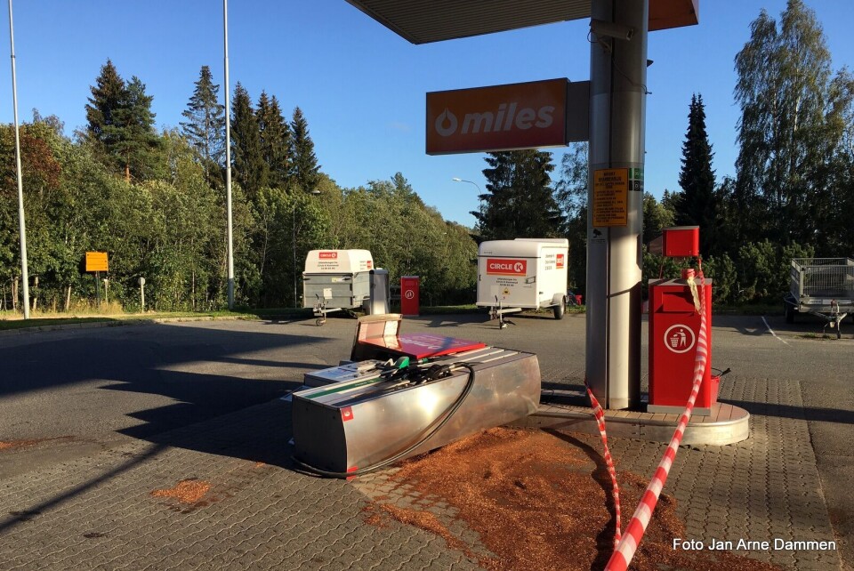 Store skader da bilist meide ned bensinstasjon-pumpe