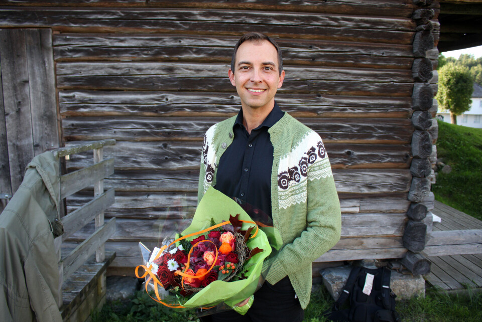 Leder av Øvre Eiker Senterparti, Kim Mogen Myhre, ble takket av sine egne med blomster for innsatsen denne uken.